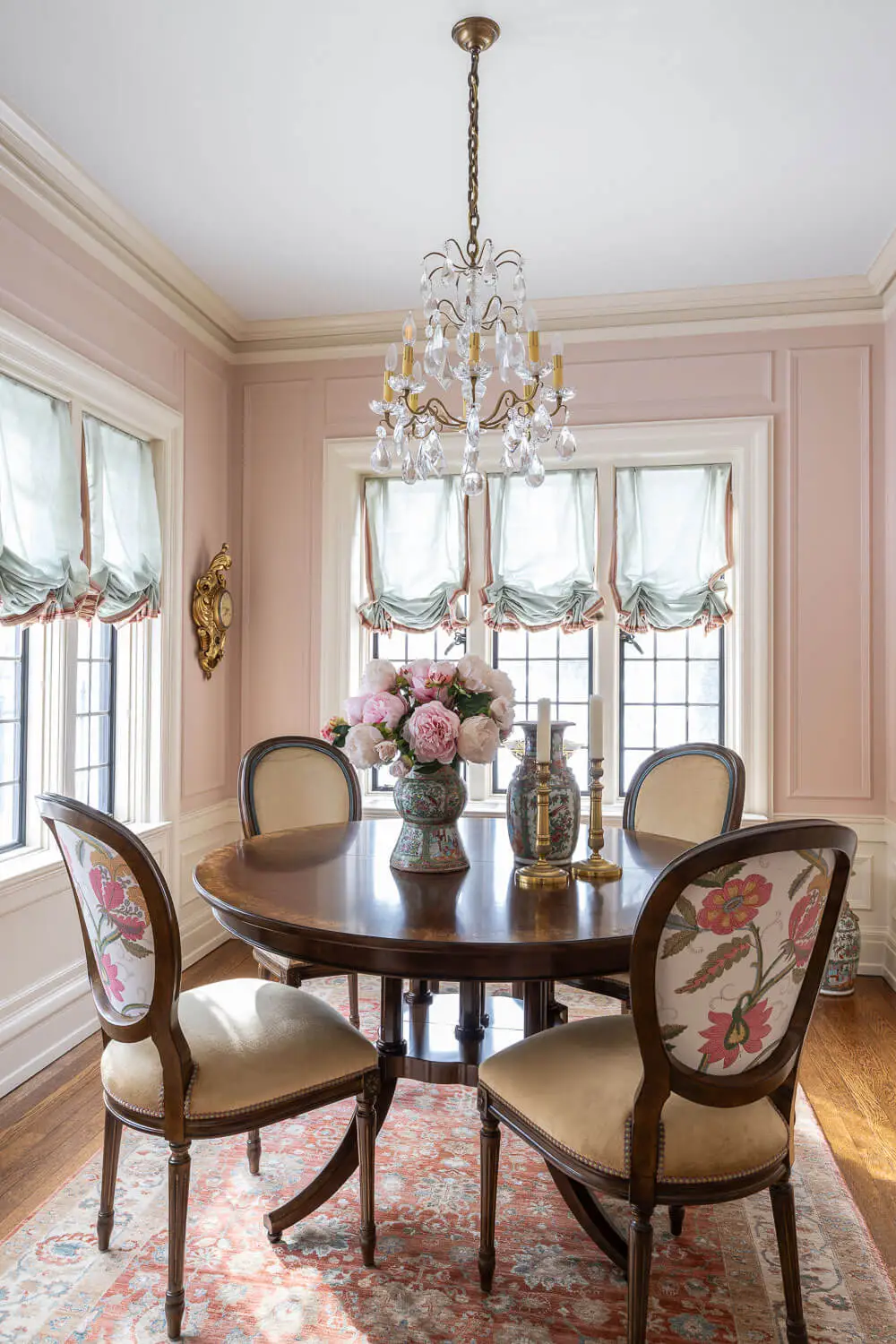 round table in center of breakfast room